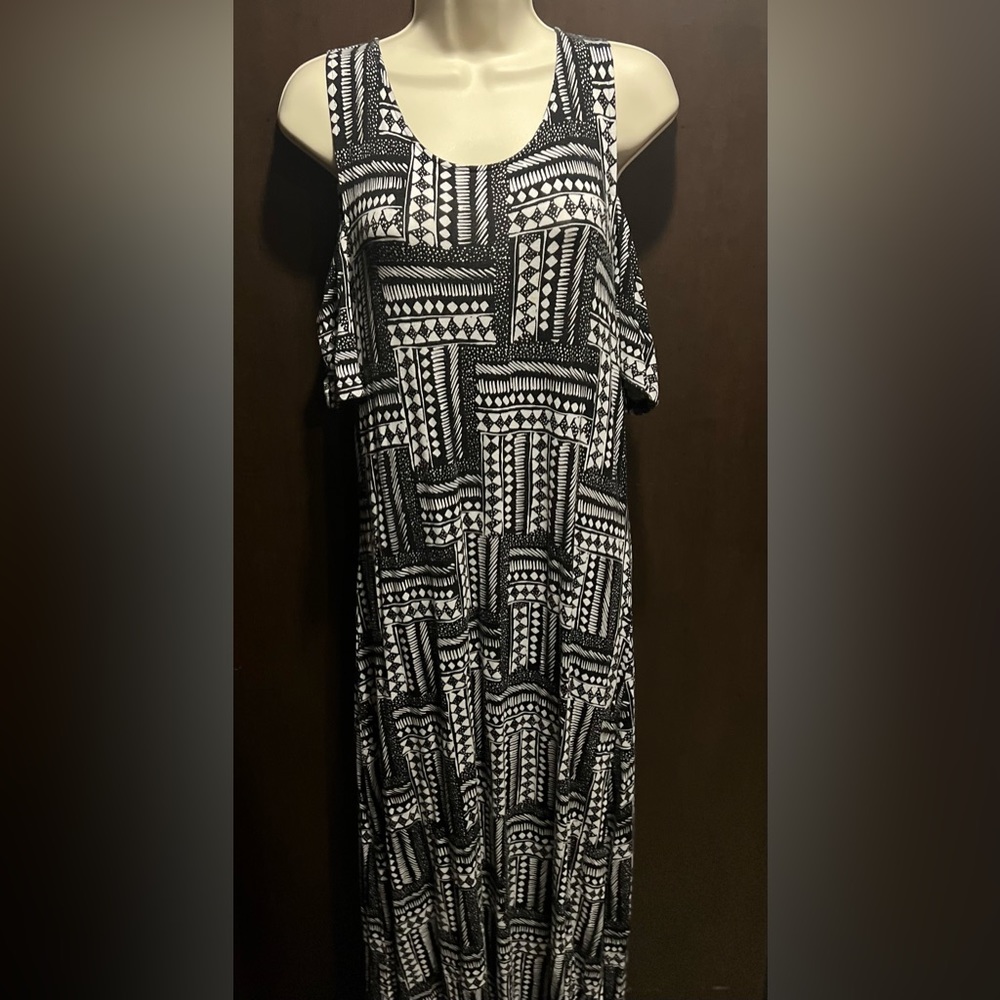 Peekaboo shoulder/sleeve maxi dress